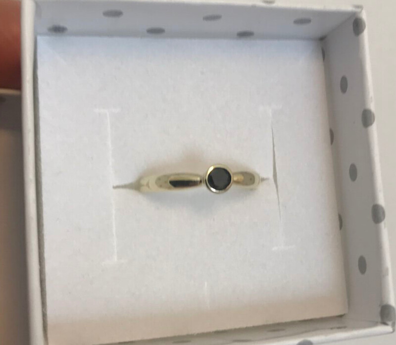 Zlatý zásnubní prsten s černým diamantem