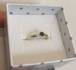 Zlatý prsten s černým diamantem