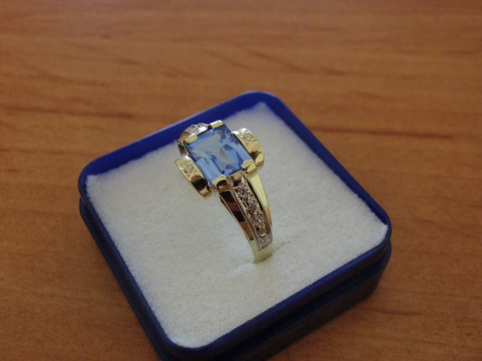 Zlatý prsten s akvamarinem