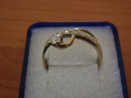 Zlatý prsten se zirkony